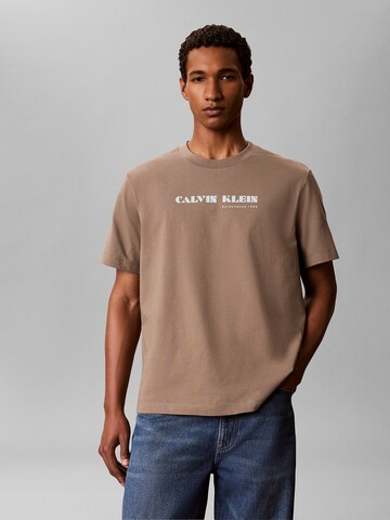 T-Shirt Calvin Klein Jeans en marron : devant