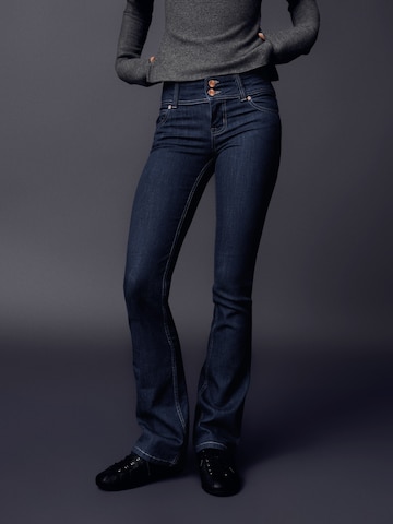 Bershka Boot cut Jeans in Blue: front