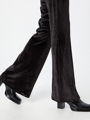 Nasty Gal - Acampanado Pantalón en negro