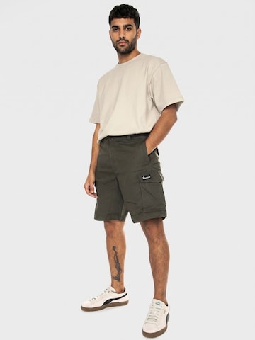 PENFIELD Luźne Spodnie 'P Bear Vargo Shorts Forest Night' w kolorze zielony