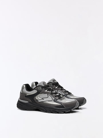 Sneaker low 'DEPORTIVO 29' de la Bershka pe negru
