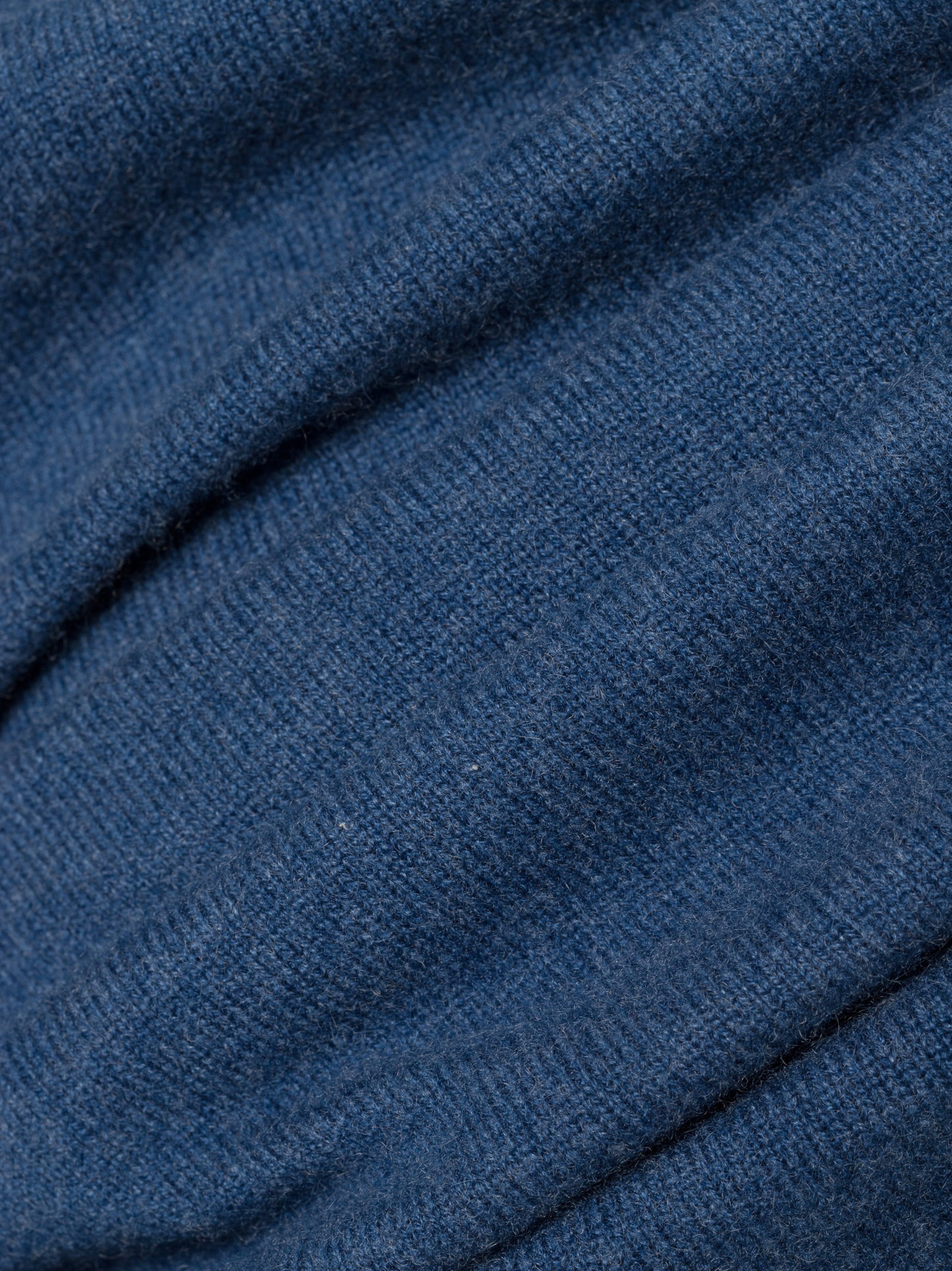 Andrew James Trui in Blauw