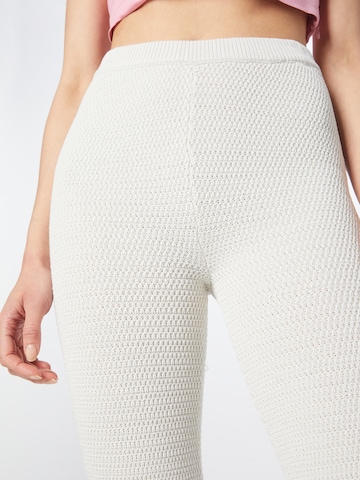 WEEKDAY Slimfit Spodnie 'Bay' w kolorze biały