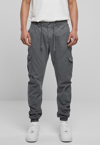 Tapered Pantaloni cu buzunare de la Urban Classics pe gri: față