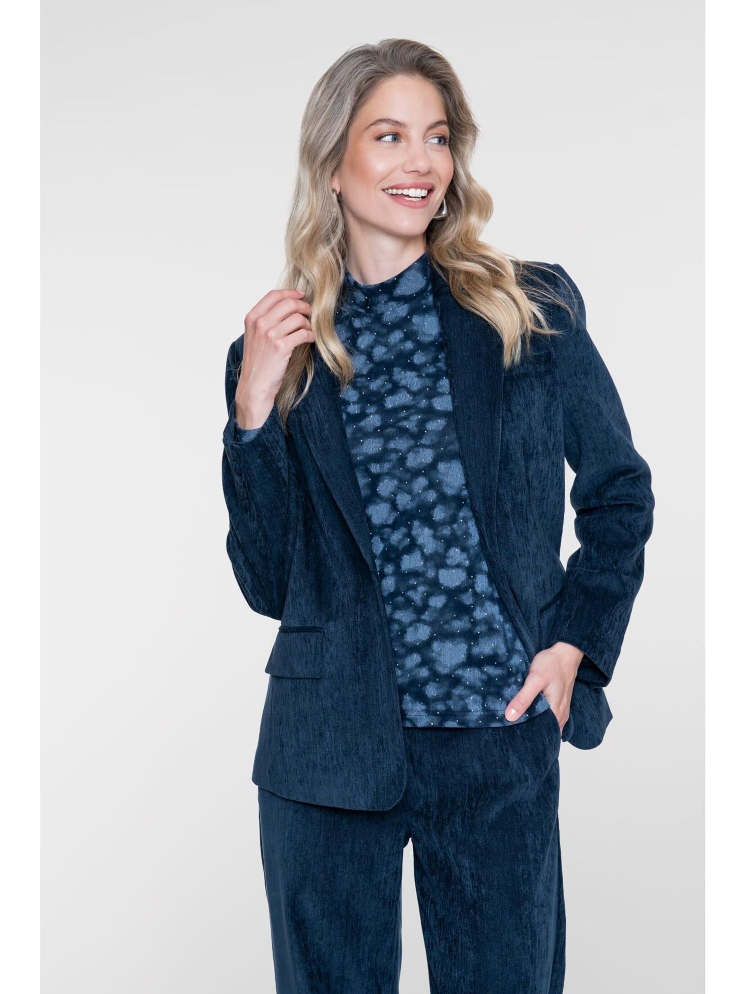 Geisha Blazer in Blue: front