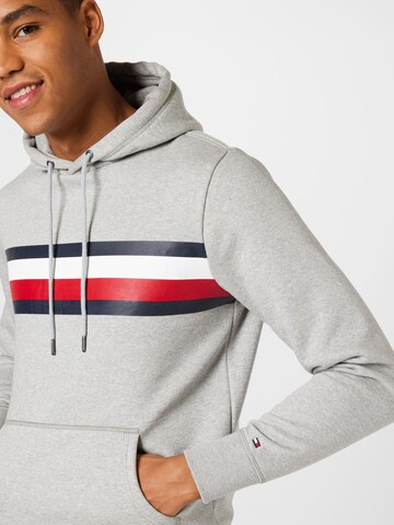 TOMMY HILFIGER Sweatshirt i grå