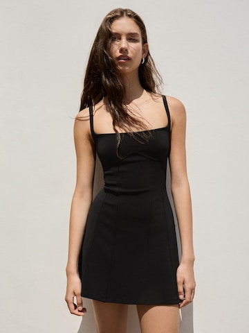 Bershka Šaty – černá: přední strana