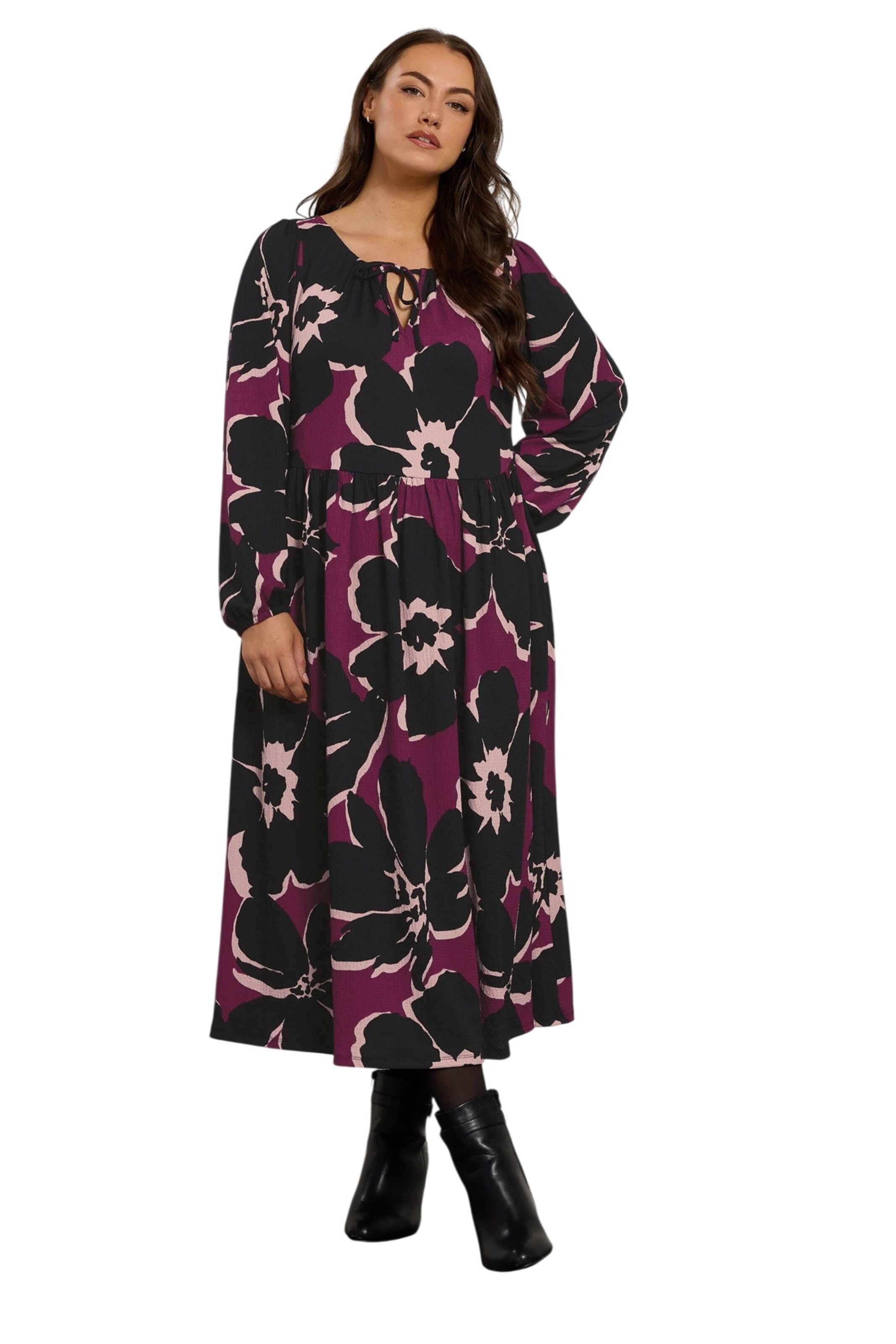 Stil Diva Dress in Black: front