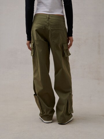 THE ELECTRIC STATE COLLECTION Regular Cargo trousers in Green