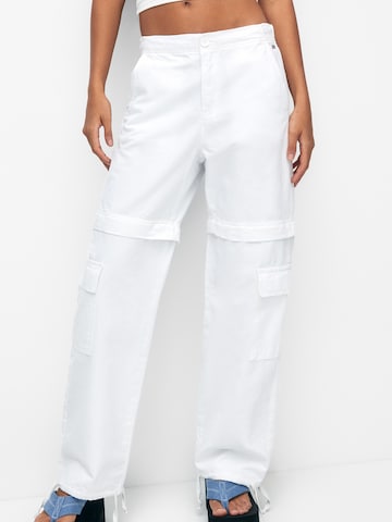 Loosefit Pantalon cargo Pull&Bear en blanc : devant