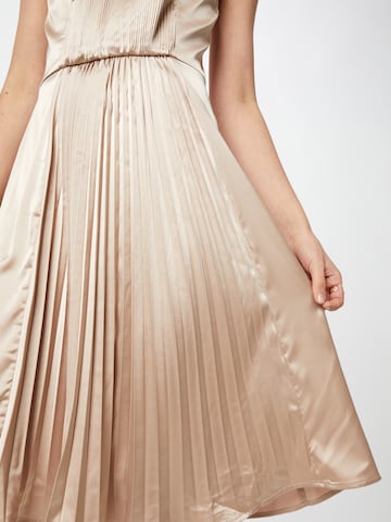 Chi Chi London - Vestido de gala 'Carly' en beige