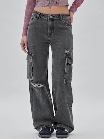 GUESS Loose fit Cargo Jeans in Grey: front