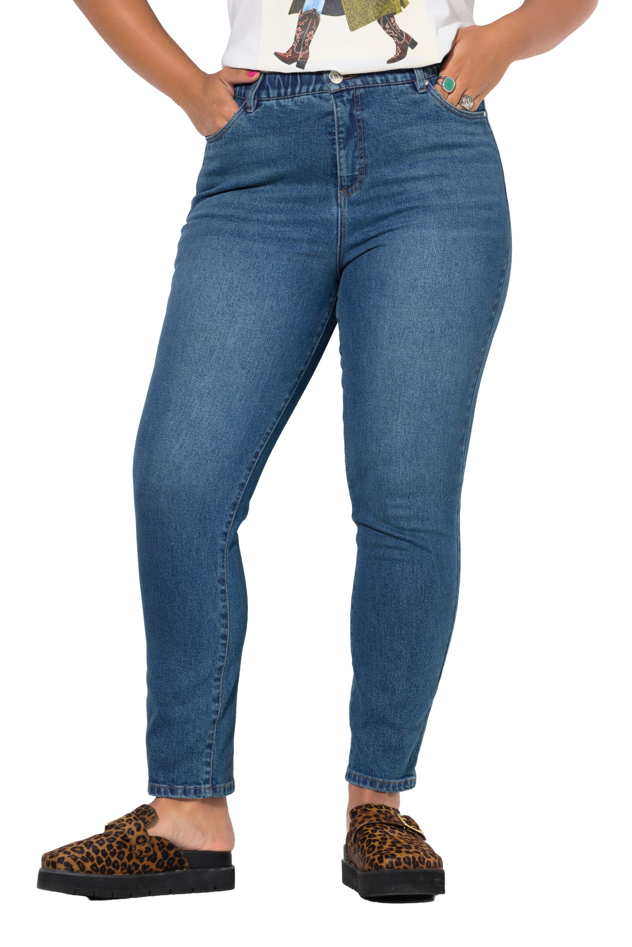 Studio Untold Tapered Jeans in Blue: front