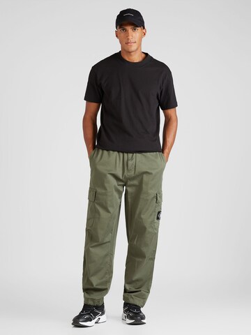 Calvin Klein Jeans Regularen Kargo hlače 'Essential' | zelena barva