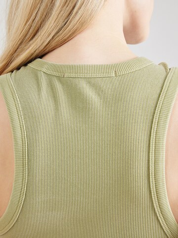 Top di QS in verde