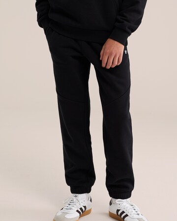 WE Fashion Tapered Housut värissä musta