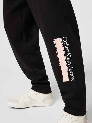 Calvin Klein Jeans Tapered Hose in Schwarz