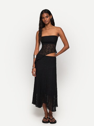 Fustă de la Bershka pe negru: față