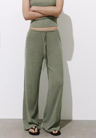 Pull&Bear Wide leg Pants in Green: front