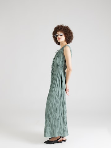 Robe 'Penelope' ABOUT YOU x Iconic by Tatiana Kucharova en vert