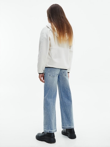 Calvin Klein Jeans كنزة رياضية بلون بيج