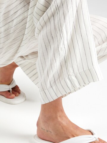 Gina Tricot - Pierna ancha Pantalón plisado 'Denise' en blanco