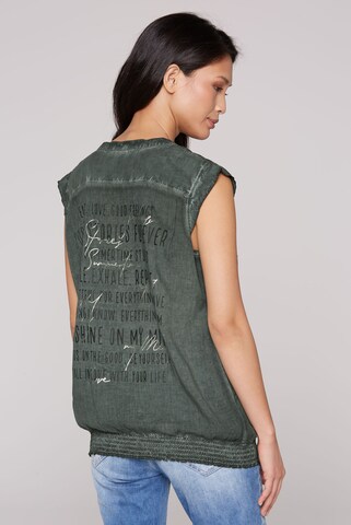 Soccx Ärmellose Bluse mit gesmoktem Saum und Rückenprint in Grün