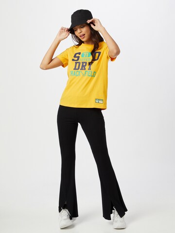 T-shirt 'Collegiate Athletic Union' Superdry en jaune