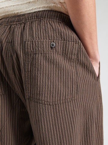 Abercrombie & Fitch Lużny krój Spodnie 'Mar4' w kolorze brązowy