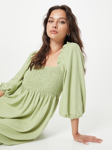 Rochie de la Nasty Gal pe verde