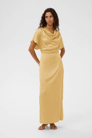 SOAKED IN LUXURY Jurk 'SLEvilia' in Geel: voorkant