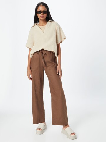 WEEKDAY Loose fit Trousers 'Mia' in Brown