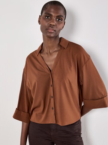 Chemisier ' ' Apricot en marron : devant