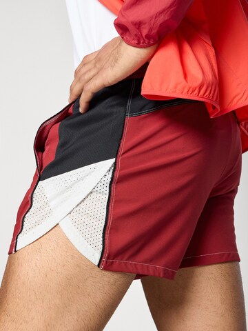 Regular Pantalon de sport NIKE en rouge