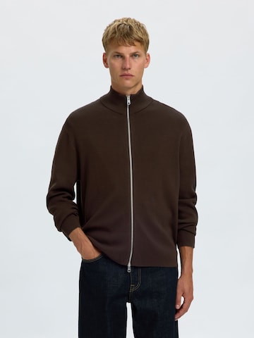 Vestes en maille SELECTED en marron : devant