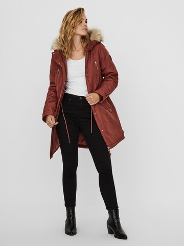 Parka d’hiver 'EXPEDITIONTRACK' VERO MODA en marron