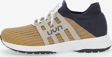 Chaussure de course Uyn en marron : devant