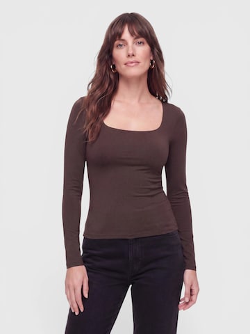 Tricou de la everly® pe maro: față