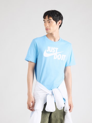 Regular fit Tricou 'Swoosh' de la Nike Sportswear pe albastru: față