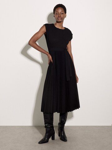 Apricot Plisse Belted Crepe Midi Dress ' Wadenlanges Plisseekleid ' in Schwarz: Vorderseite