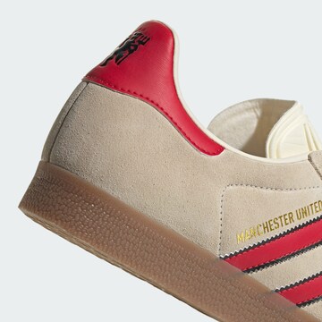 Baskets basses 'Gazelle Manchester United Terrace Icons' ADIDAS ORIGINALS en blanc