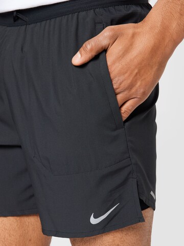 Regular Pantaloni sport de la NIKE pe negru