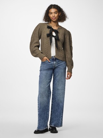PIECES Cardigan 'PCRow' i brun