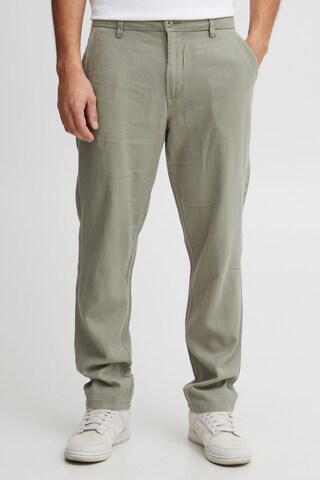 !Solid Regular Chino Pants in Green: front