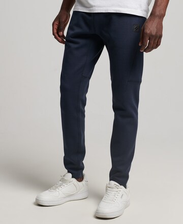 Effilé Pantalon de sport Superdry en bleu : devant