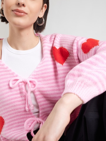 Geacă tricotată 'Sa44ddie' de la Hailys pe roz