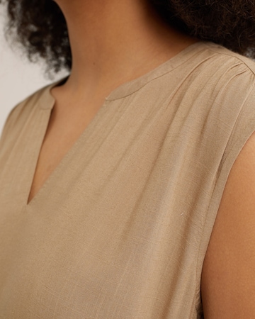 Rochie de la WE Fashion pe bej