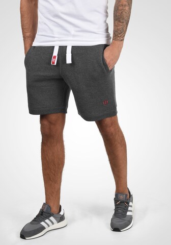 !Solid Regular Sweatshorts in Grau: predná strana