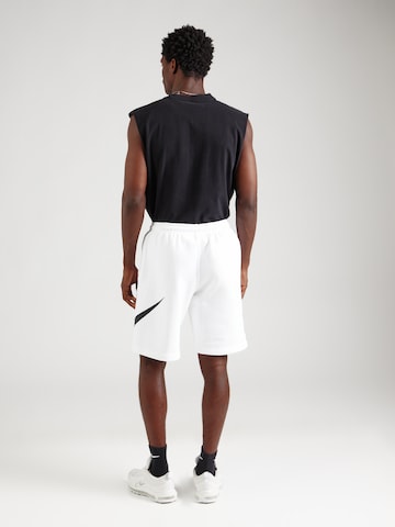 Regular Pantaloni 'CLUB' de la Nike Sportswear pe alb