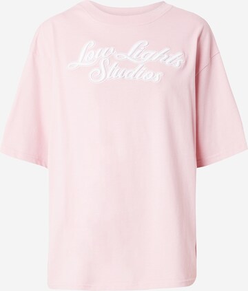 Low Lights Studios T-shirt 'SHUTTER' i rosa: framsida